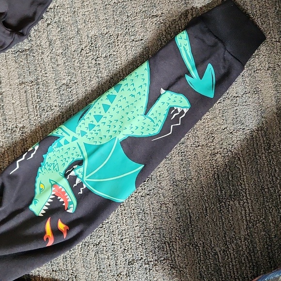 NEW H&M 2-piece dragon printed set - Picture 7 of 11